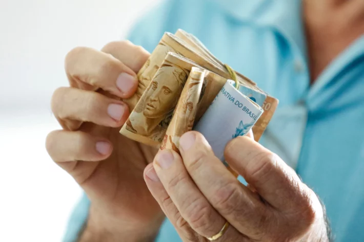 Quando a renda extra vira armadilha: os erros de quem tenta ganhar mais e continua no aperto