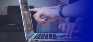 o que é marketing digital | professor apontando para a tela de um notebook | Atom