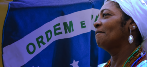 200 anos de independência do brasil | bandeira da ordem e progresso e uma cidadã brasileira orgulhosa | Atom