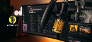 Podcast - microfone de podcast e monitores - AtomCast - Atom Educacional