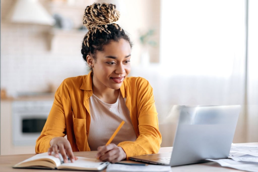 Estudar sozinho ou com acompanhamento: qual opção funciona melhor?