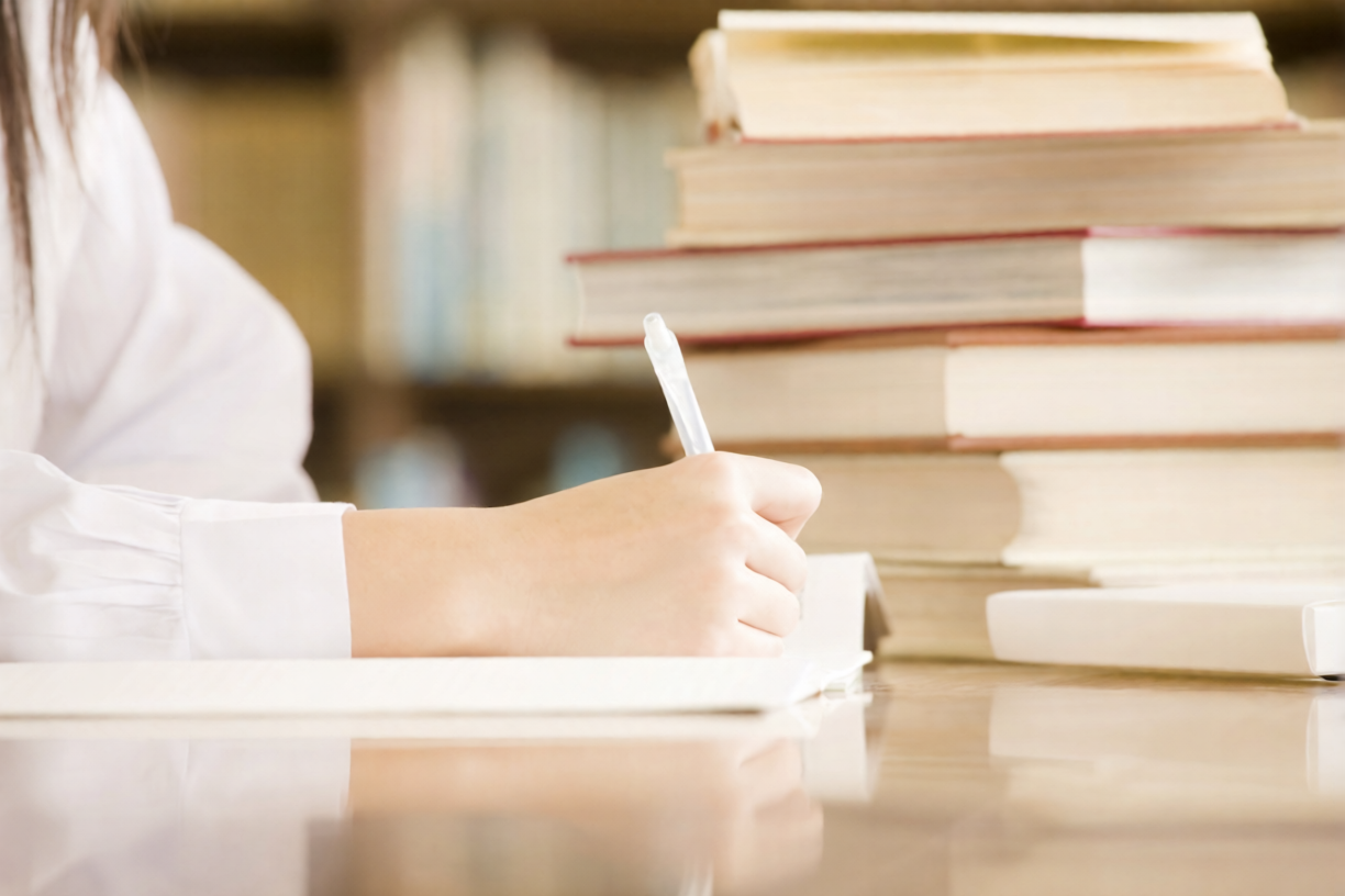 Mercado financeiro se aprende apenas estudando?